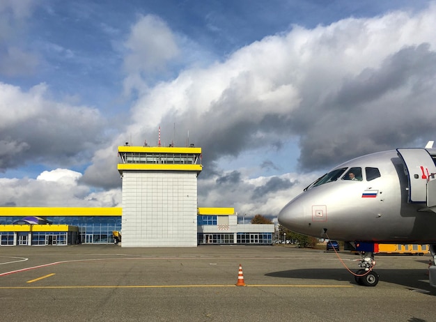 スタヴロポリ空港の滑走路とロシアのパイロットとの飛行機スホーイスーパージェットのビュー