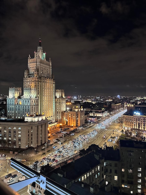 Foto vista del ministero degli affari esteri russo di notte