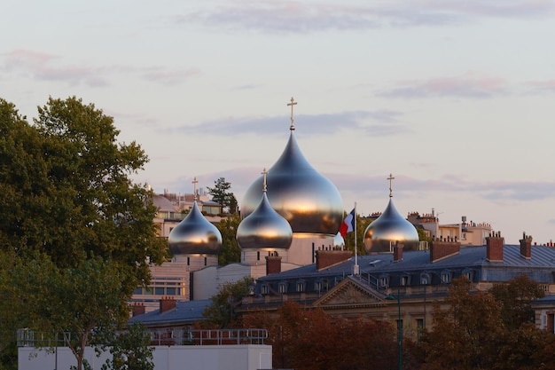 Foto vista della chiesa ortodossa russa cattedrale di santa trinità vicino alla torre eiffel a parigi soprannominata san vladimir parigi