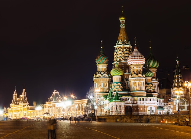 Вид на собор Василия Блаженного в Москве ночью