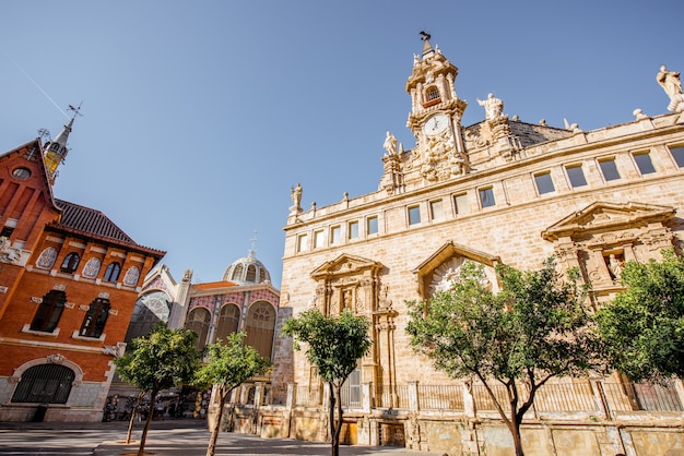 스페인 발렌시아(Valencia) 시의 아침 햇살 동안 중앙 시장 근처의 성 요한 교회(Saint Joan Church)의 전망