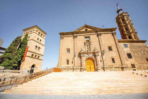 スペインの晴れた日のサラゴサ市の中心部にあるピラール広場の聖フアン教会の眺め