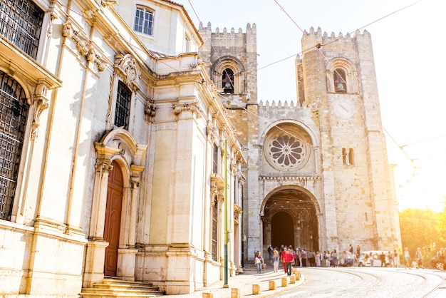 포르투갈 리스본(Lisbon) 시의 알파마(Alfama) 지구에 있는 성 마리아 메이저 교회(Saint Mary Major Church)에서 아침 햇살을 감상하세요.