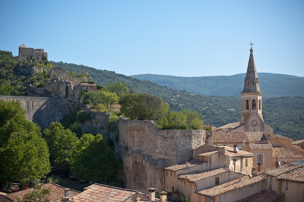 Вид на Saint Saturnin d Apt, Прованс, Франция. Горизонт с крышей собора