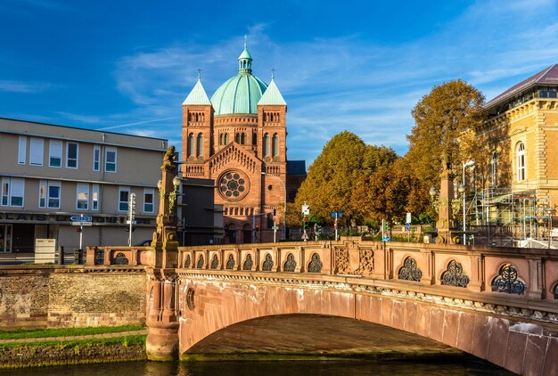 Photo view of saintpierrelejeune church in strasbourg alsace france