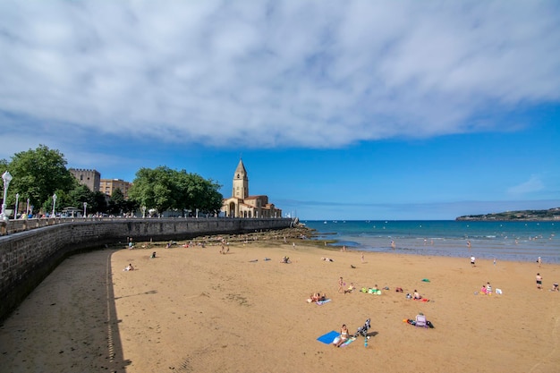 Gijon Asturias의 San Lorenzo 해변에서 San Pedro 교회의 전망