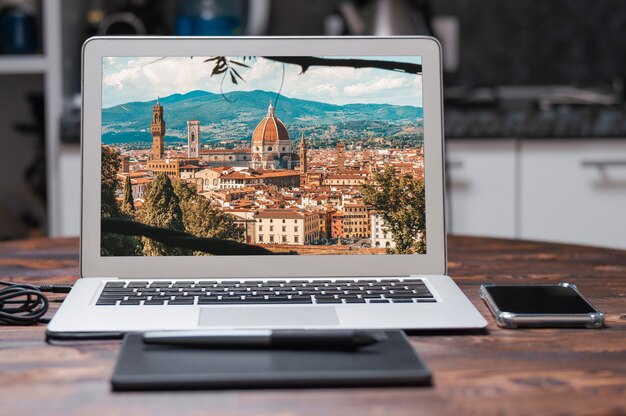 Foto veduta di santa maria del fiore dal giardino di boboli. turismo e concetto di viaggio. tecnica mista