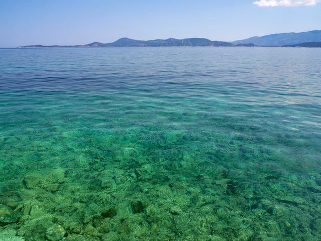 リゾートタウンのメタナの堤防からのサロニコス湾とポロス島の眺め