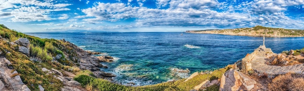 이탈리아 북부 사르데냐의 산타 테레사 갈루라(Santa Teresa Gallura)에서 가장 아름다운 해변 중 하나를 장식하는 아름다운 화강암 바위 너머로 보이는 전망