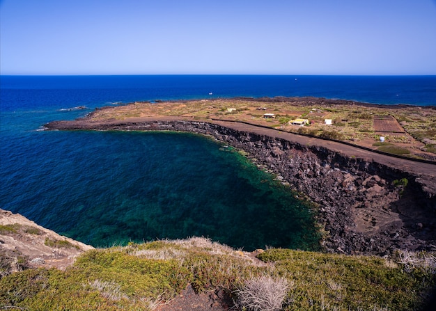 リノザ島の風光明媚な溶岩の岩の崖の眺め。シチリア島