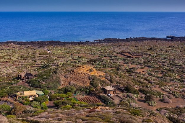 Foto vista della scogliera scenica di linosa, isola di pelagie. sicilia