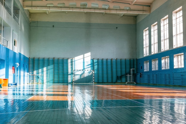 Foto vista della palestra della scuola al sole