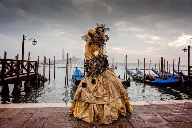 Foto vista della scultura in una barca ormeggiata sul canale