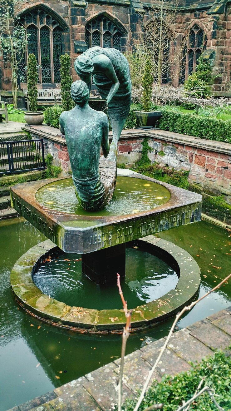 Photo view of sculpture on fountain
