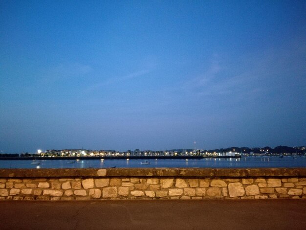 Foto la vista del mare contro il cielo blu