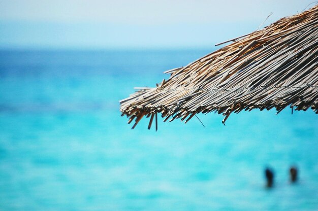 Photo view of sea against blue sky