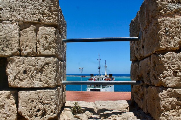 Foto la vista del mare contro un cielo blu limpido