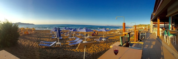 Photo view of sea against clear sky