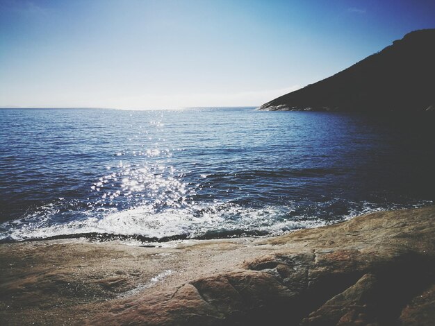 Photo view of sea against clear sky