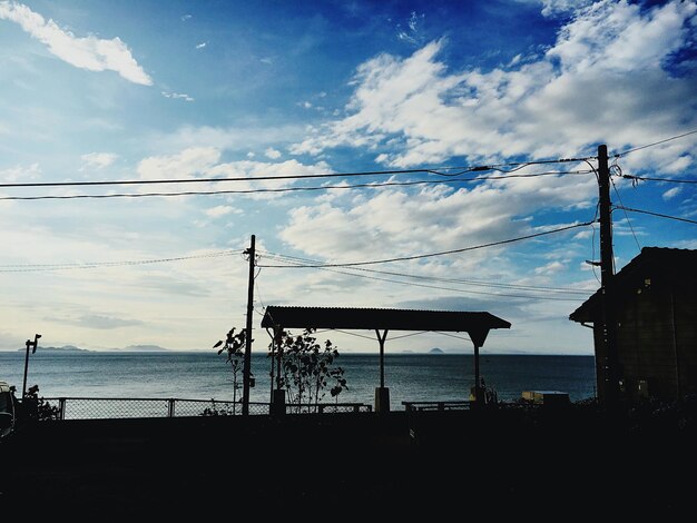 Foto vista del mare contro un cielo nuvoloso