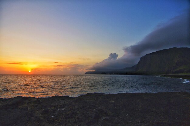 Photo view of sea against cloudy sky