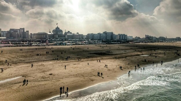 Foto vista del mare contro un cielo nuvoloso