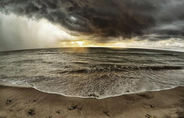 Foto vista del mare contro un cielo nuvoloso