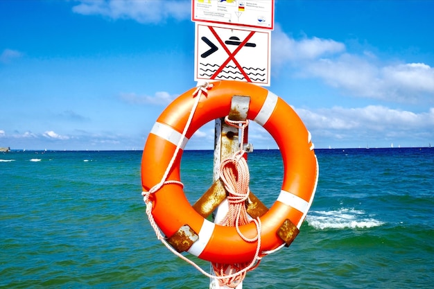 Photo view of sea against sky