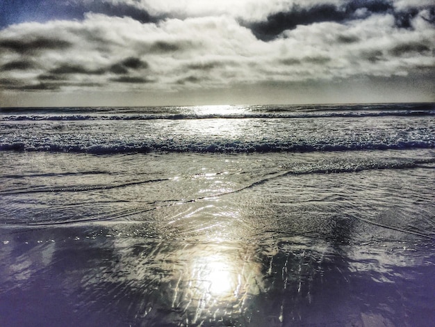 Foto vista del mare contro il cielo