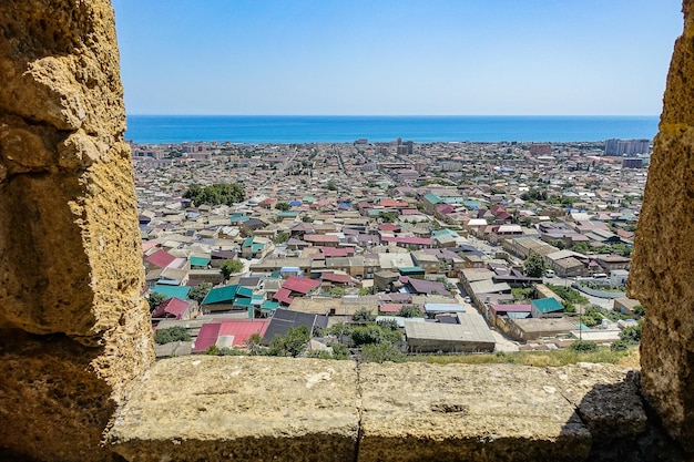 2021년 6월 Derbent Dagestan Russia의 NarynKala 요새에서 바다와 도시의 전망