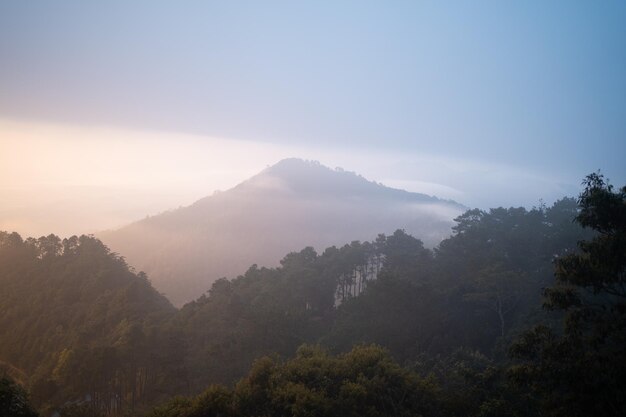 산과 언덕이 있는 운해의 전망 Angkang Chiang Mai Thailand의 일몰