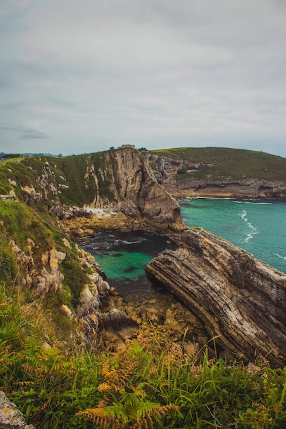 Foto vista sul mare dalle scogliere delle asturie