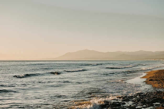 Photo a view of the sea and mountains in marbella