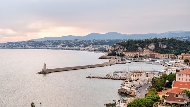 Vista del porto marittimo di nizza al tramonto, france