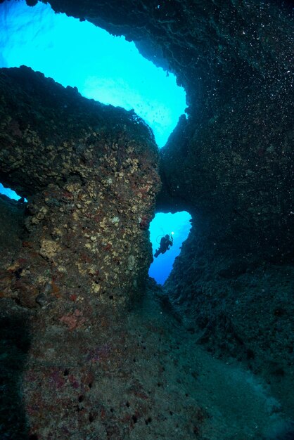 Photo view of sea and rock formation