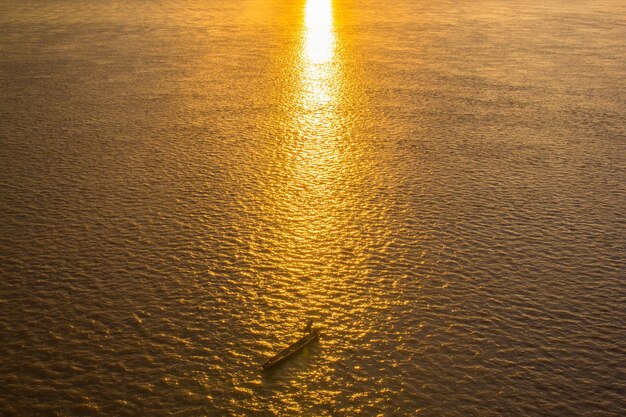 Photo view of sea at sunset