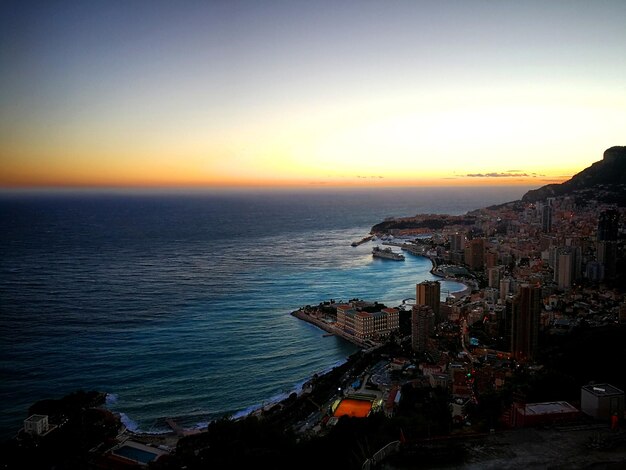 Foto vista del mare al tramonto