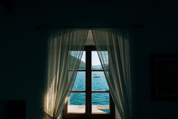창문 을 통해 바다 를 볼 수 있다