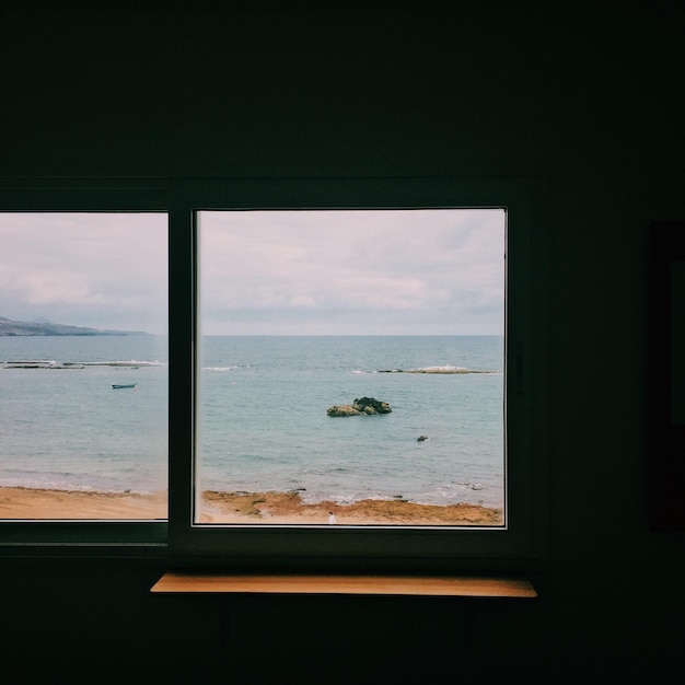 Foto la vista del mare dalla finestra