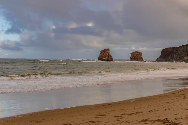 Photo view of the sea waves breaking with white foam on the shore of hendaye beach france