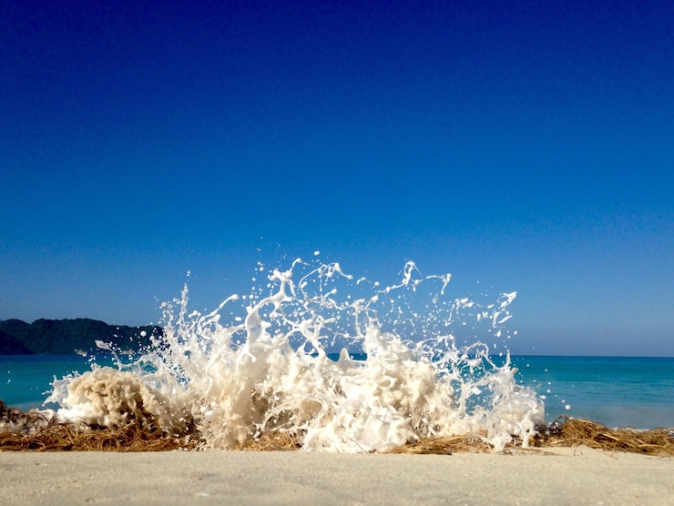 Photo 浜辺で海の波が飛び交う景色