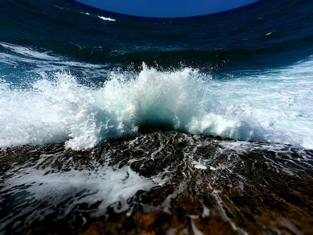 Photo view of sea with splashing waves