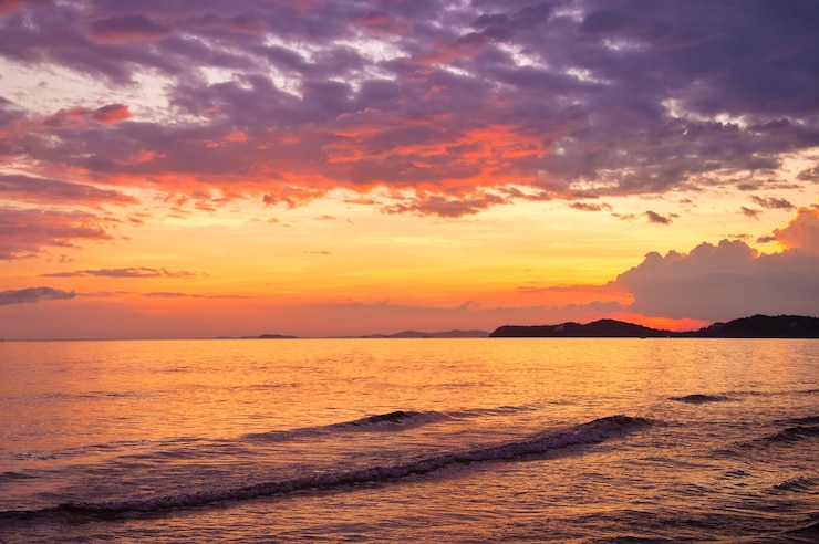 Photo 自然の背景のための夕焼けの空と海の眺め