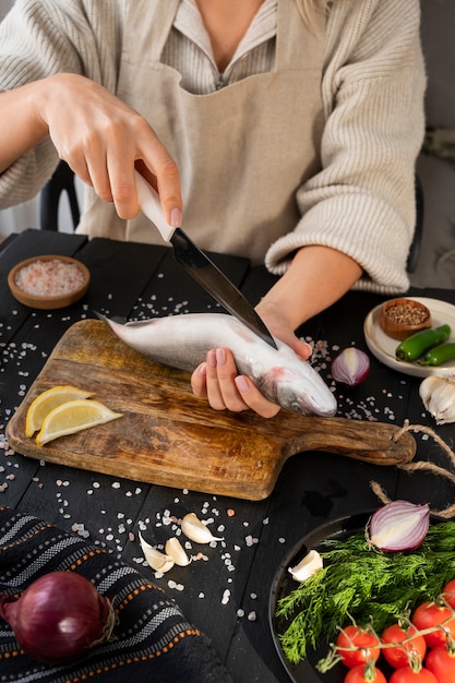Вид на чистку морепродуктов на кухне