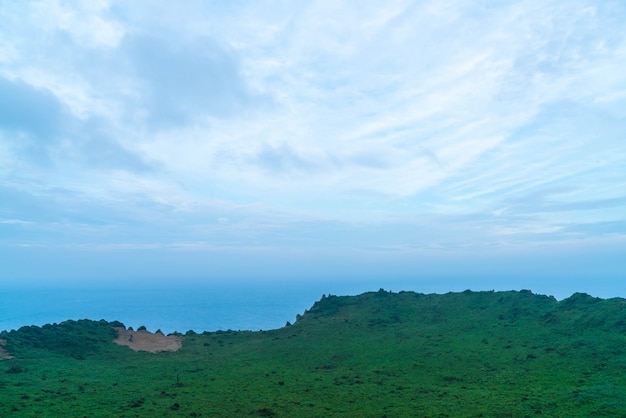 済州島の盛山一春峰（火山）の景観