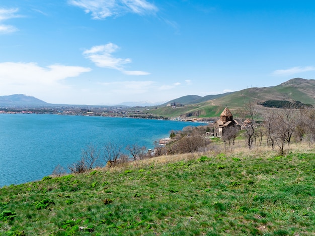 화창한 봄 날에 Sevan, 아르메니아에서 Sevanavank 교회의보기