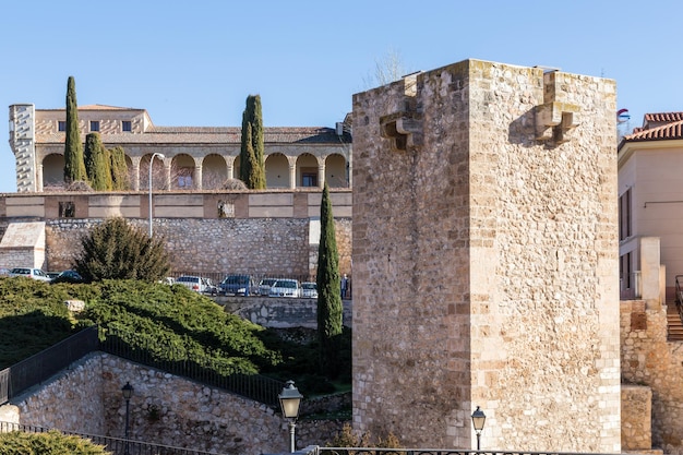 스페인 과달라하라의 여러 기념물 보기 보병 센터와 알바르 파네즈 탑