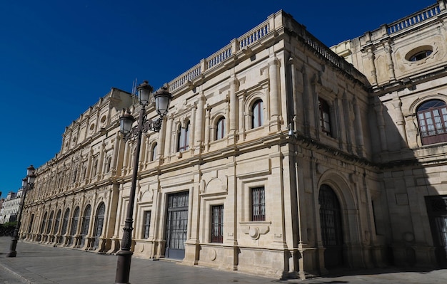 サンフランシスコ広場スペインのプレートレスク様式で建てられたセビリア市庁舎の眺め