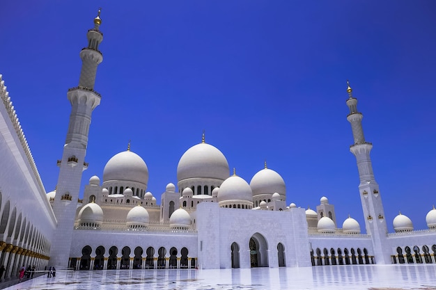 Vista della grande moschea dello sceicco zayed ad abu dhabi emirati arabi uniti