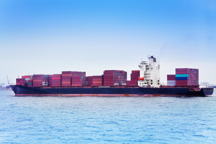 Photo view of ship in sea against clear sky